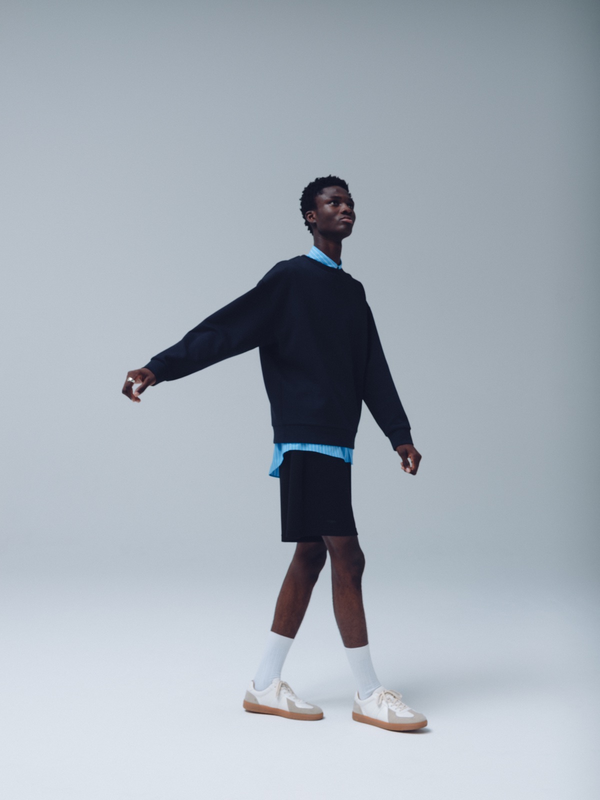 ALL DAY ACTIVEのスウェットとショーツを着用した男性モデル