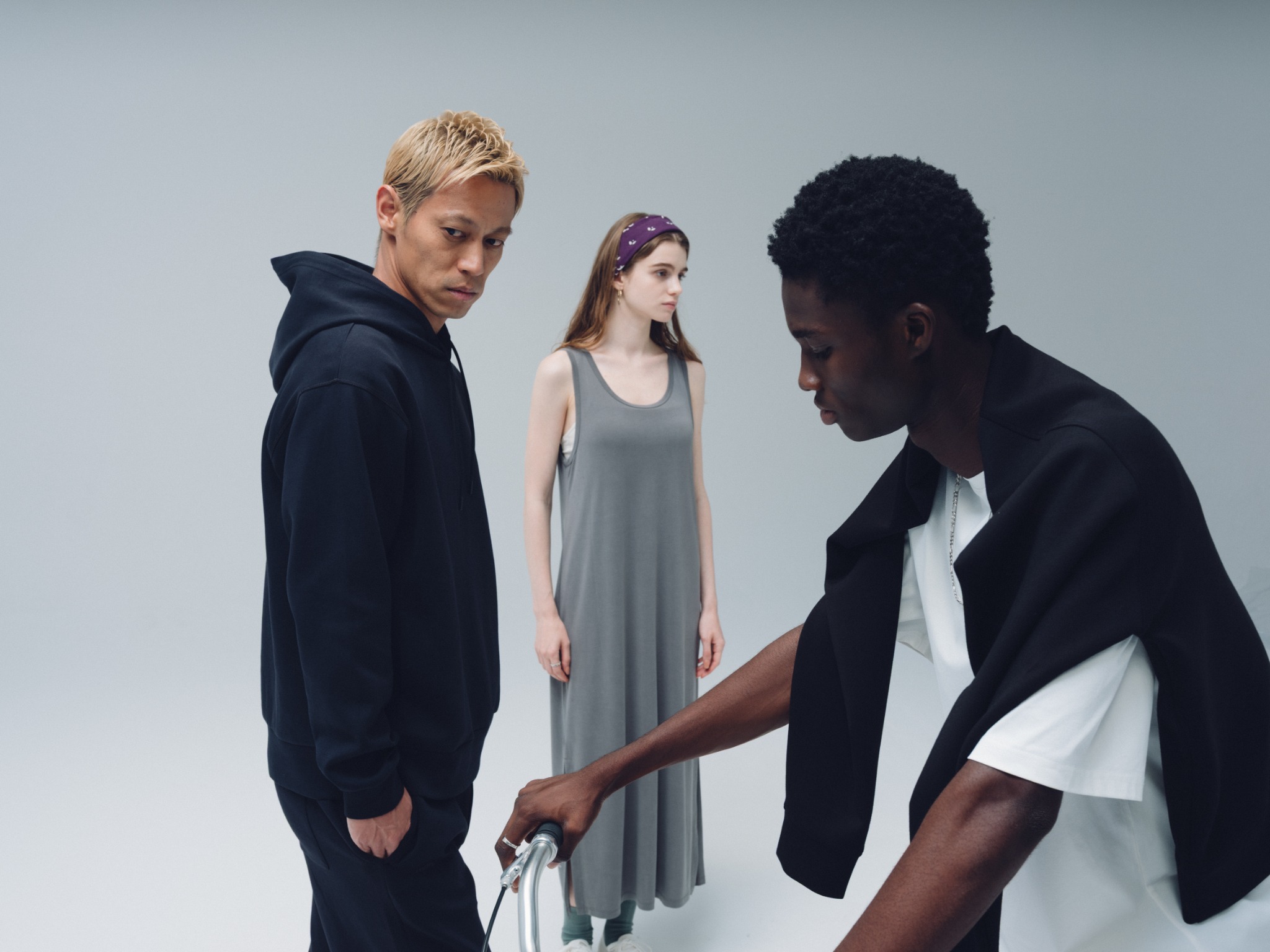 mghの多様なプロダクトを着用した3人のモデル